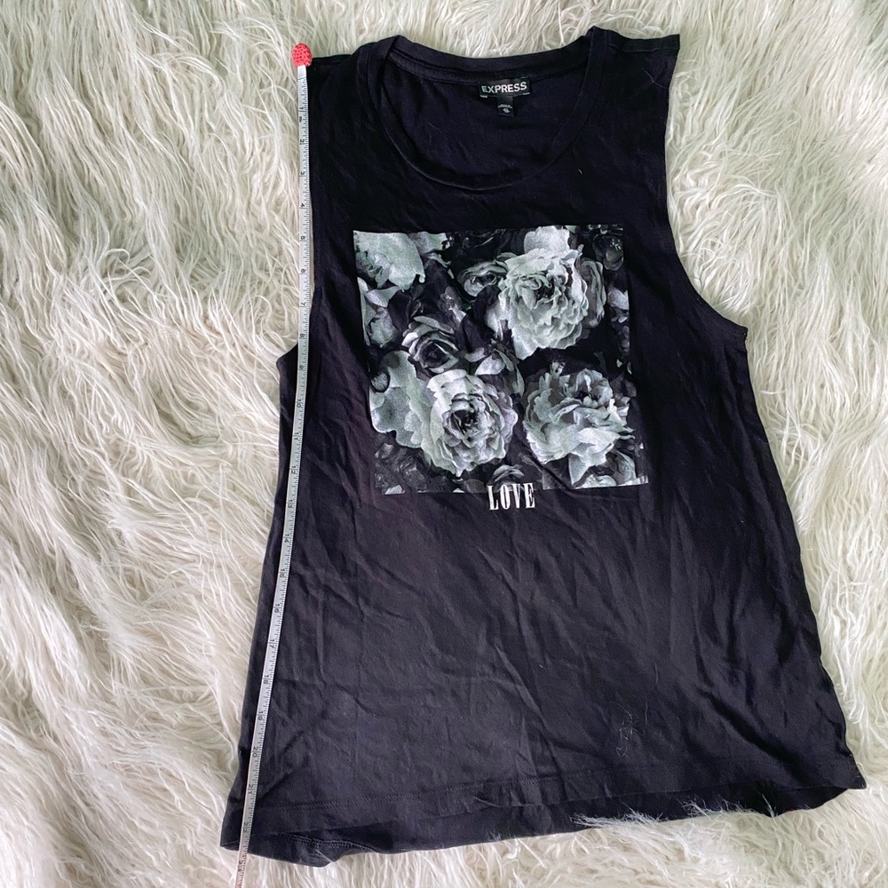 Express Rose Patterned Muscle T - Picture 3 of 8